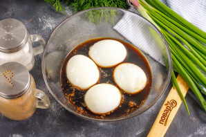 Маринованные яйца в соевом соусе