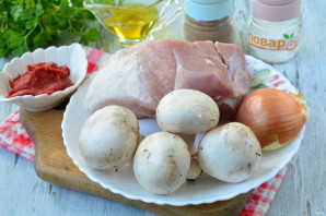 Мясные рулетики в томатном соусе