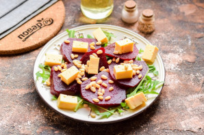Салат из свеклы с кедровыми орешками