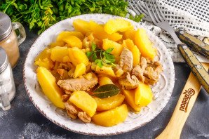 Тушеная картошка с козлятиной Тушеная картошка с козлятиной