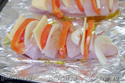 Запеченное куриное филе с сыром и помидорами