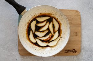 Салат из шпината с грушей