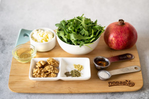 Салат с рукколой и гранатом