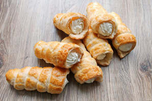 Слоеные трубочки со взбитыми сливками