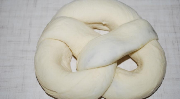 Мягкие брецели, фаршированные шоколадно-маковым тестом, пошаговый рецепт с фото