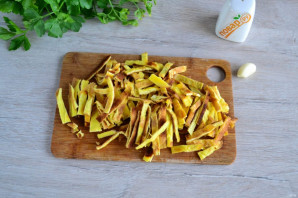 Салат с яичными блинчиками и шампиньонами