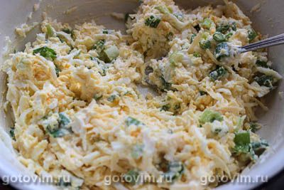 Пирог из лаваша с начинкой из сыра, зелени и вареных яиц