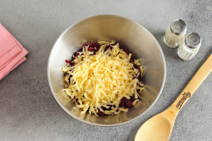 Свекла с сыром и орехами