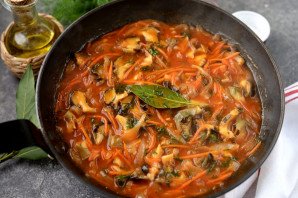 Жареные рапаны с луком и морковью в томатном соусе