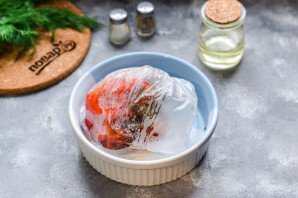 Салат из печеного болгарского перца с помидорами