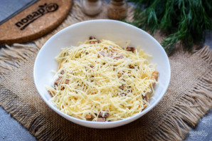 Салат с тунцом и крекерами