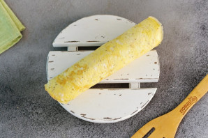 Яичный рулет с красной рыбой Яичный рулет с красной рыбой