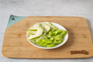 Салат с сельдереем и грушей Салат с сельдереем и грушей