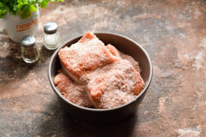 Соленое сало с красным перцем