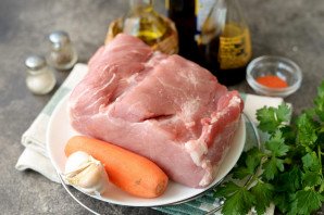 Буженина с морковью и чесноком Буженина с морковью и чесноком