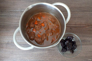 Тушеная говядина в пиве с черносливом