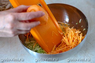 Салат из курицы с зеленой редькой и вяленой клюквой