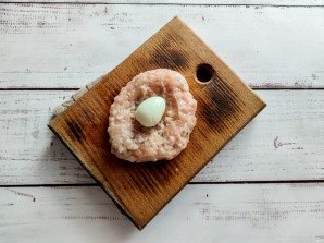 Котлеты с перепелиным яйцом внутри