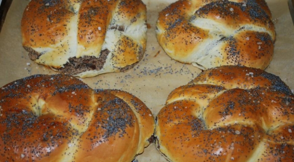 Мягкие брецели, фаршированные шоколадно-маковым тестом, пошаговый рецепт с фото