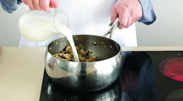 Суп из шампиньонов со&nbsp;сливками , пошаговый рецепт с фото