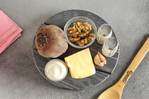 Свекла с сыром и орехами