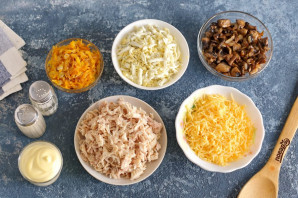 Слоеный салат с окорочком Слоеный салат с окорочком