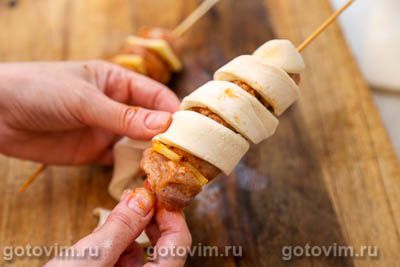 Колбаски на шпажках в слоеном тесте