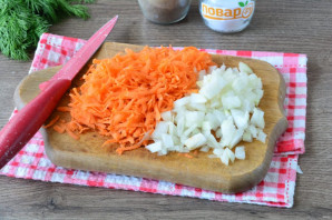 Минтай с бульоном в сковороде