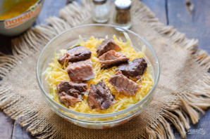 Слоеный салат с тунцом и яблоком