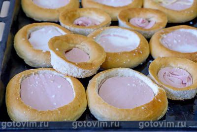 Фаршированные бублики с колбасой и сыром в духовке