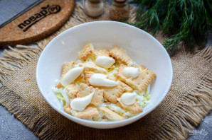 Салат с тунцом и крекерами