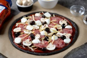 Пицца на черном тесте