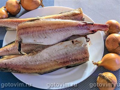 Минтай в молоке, тушенный с луком и зеленью