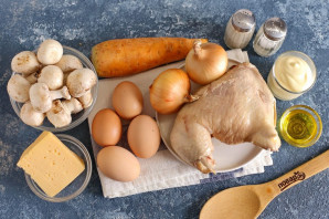 Слоеный салат с окорочком Слоеный салат с окорочком