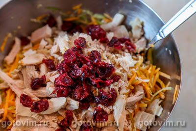 Салат из курицы с зеленой редькой и вяленой клюквой