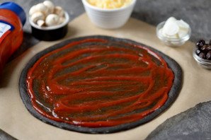 Пицца на черном тесте