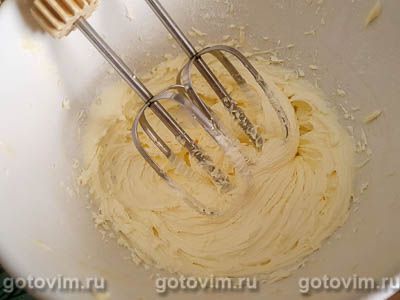 Бисквитный рулет с клубничным кремом из творожного сыра и варенья