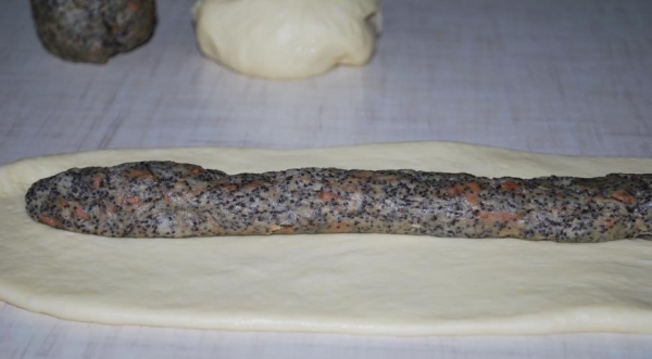 Мягкие брецели, фаршированные шоколадно-маковым тестом, пошаговый рецепт с фото