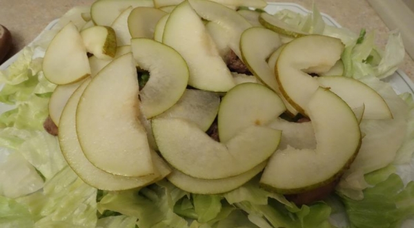 Салат из куриной печени и груши с маринованной вишней, пошаговый рецепт с фото