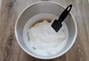 Меренговый рулет со сливками Меренговый рулет со сливками