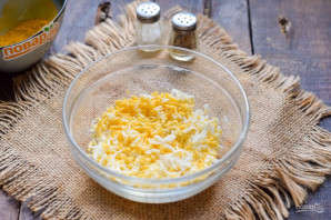 Слоеный салат с тунцом и яблоком