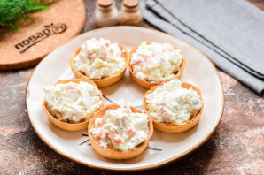 Тарталетки с творожным сыром и крабовыми палочками