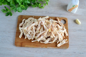 Салат с яичными блинчиками и шампиньонами