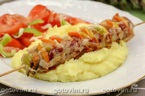 Колбаски для жарки с овощами и сыром на шпажках Колбаски для жарки с овощами и сыром на шпажках
