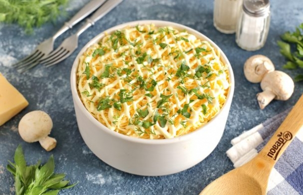 Слоеный салат с окорочком Слоеный салат с окорочком