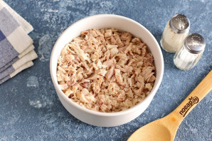 Слоеный салат с окорочком Слоеный салат с окорочком