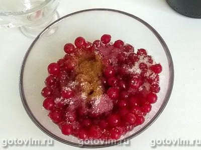 Десерт из красной смородины в желе из вина