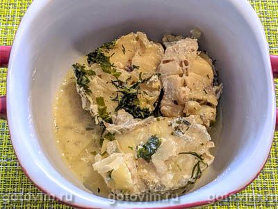 Минтай в молоке, тушенный с луком и зеленью
