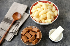 Колбаска из ирисок и кукурузных палочек