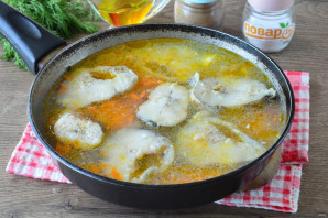 Минтай с бульоном в сковороде